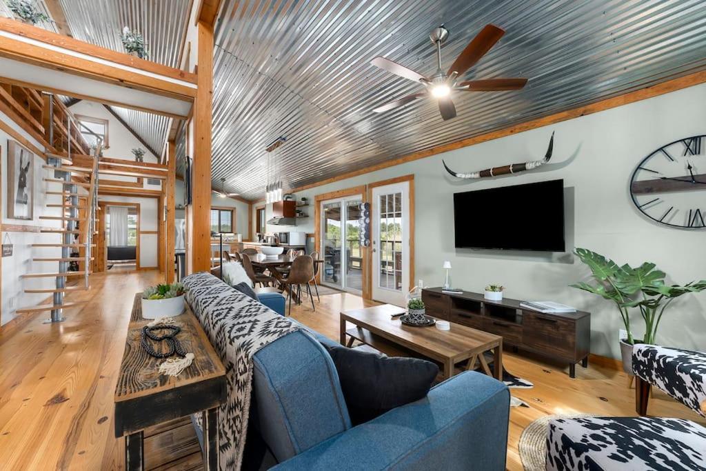 Hollmig Haus - Sleeps 12 with Hot Tub & Beauty Bar, Fredericksburg