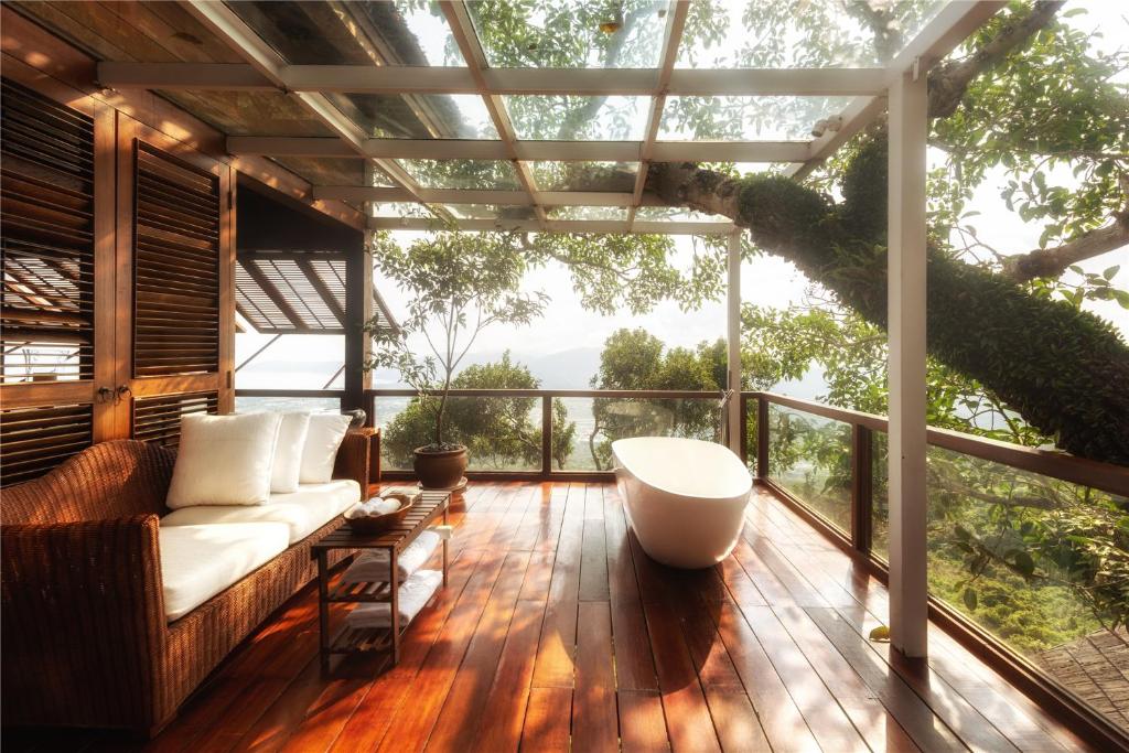 ยาหลง เบย์ เอิรธลี พาราไดซ์ เบิร์ดเนสต์ รีสอร์ต (Yalong Bay Earthly Paradise Birds Nest Resort)
