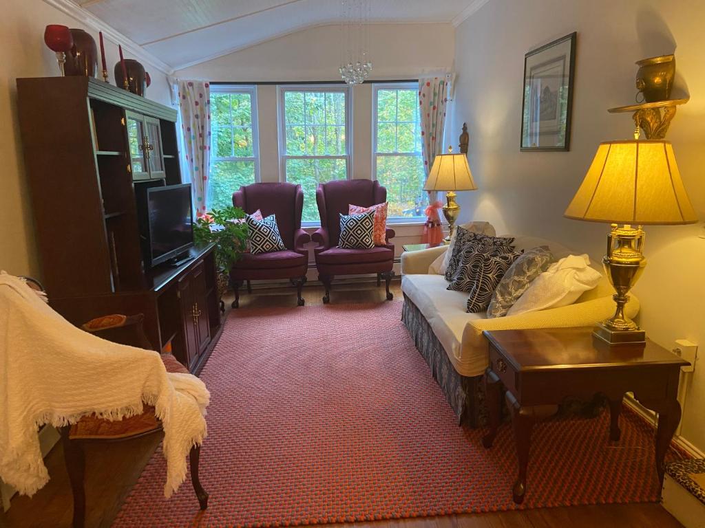 Elegantly English Catskills photo