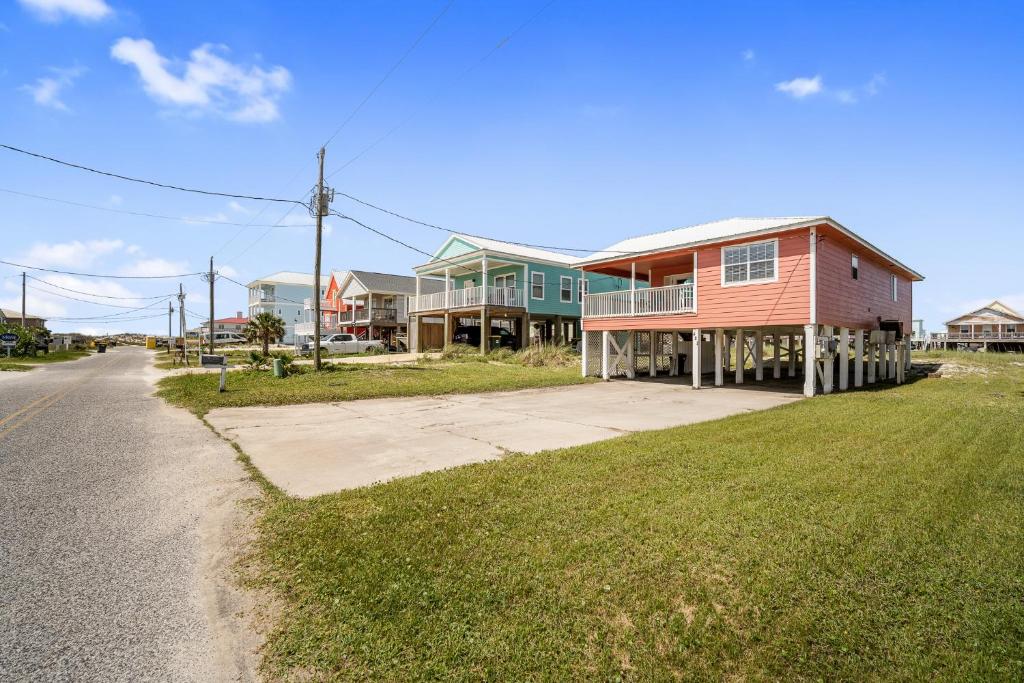 Coral Breeze by ALBVR - Pet Friendly 3BR, 2BA Beach House - Just Steps to the Beach, Fort Morgan