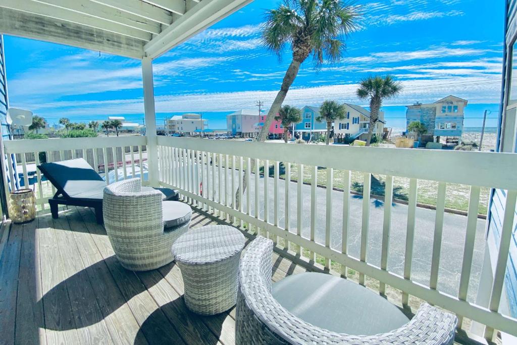 Sea Oats C105 by ALBVR - Updated 3BR, 2BA Condo, Outdoor Pools, Pier, Dedicated Beach Access, and Smart TVs, Gulf Shores