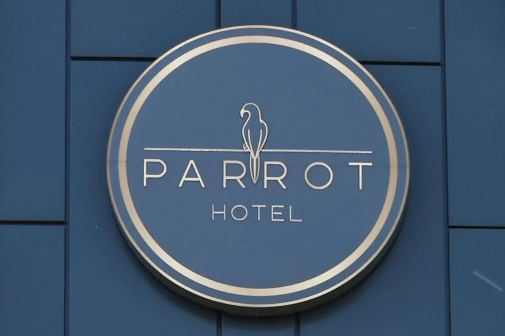 Hotel Parrot，位于拉辛的酒店