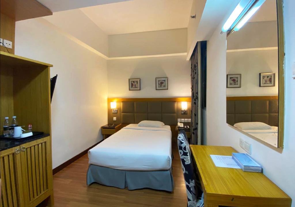 Crown Garden Hotel photo