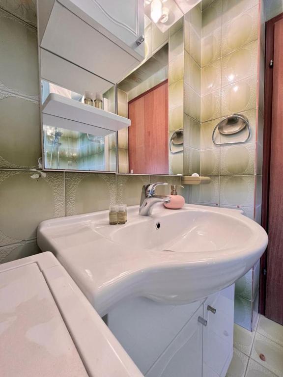 Lemon Tree Apartments photo