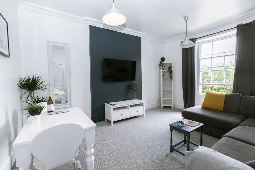 Spacious Apartment, Free Parking, Central Location Near To Uni, Hospital, Town, Exeter