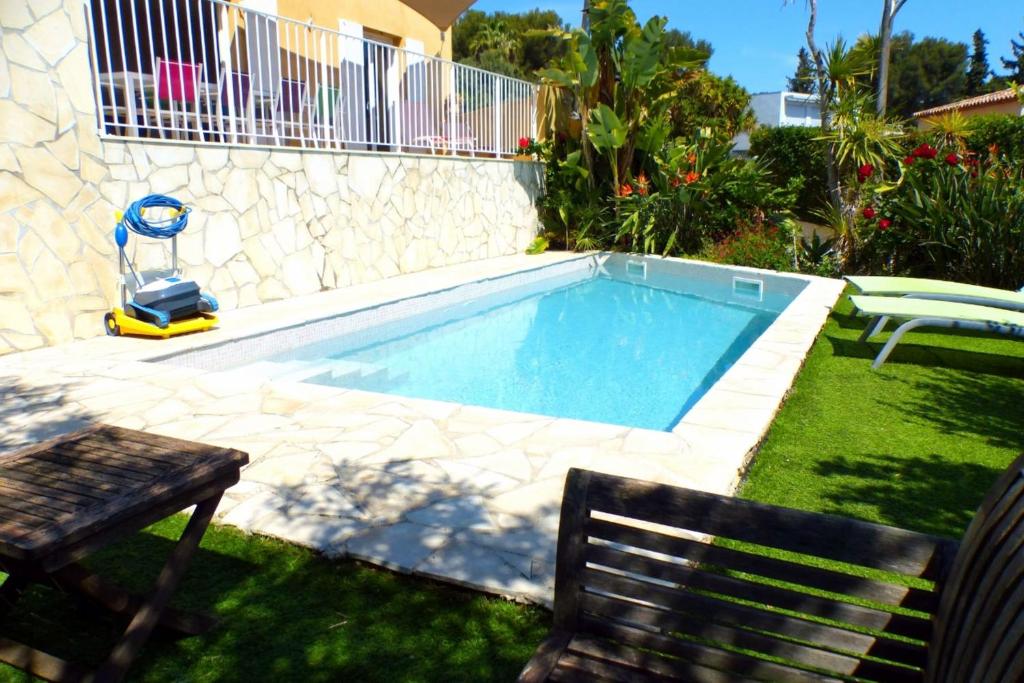 Spacious and bright house with swimming pool - 1
