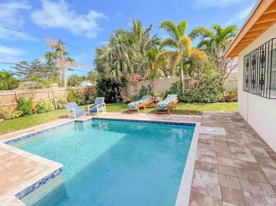 Historic West Palm Beach Bungalow w&heated POOL