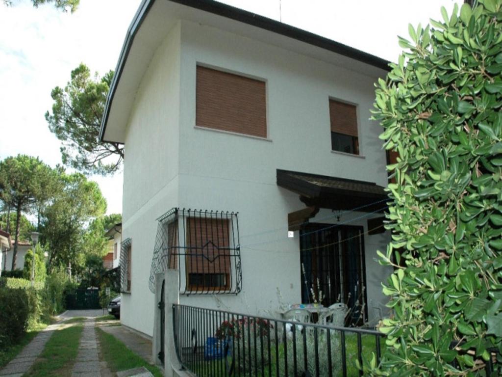 Peaceful house with fenced garden - 2