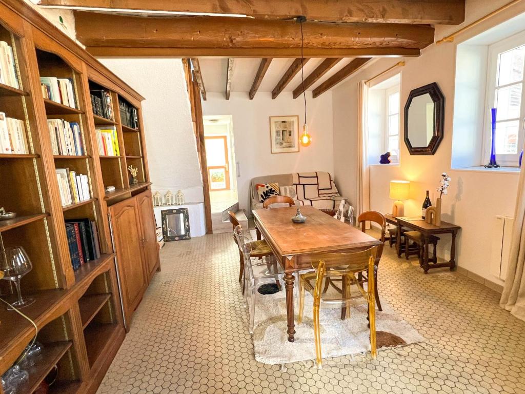 La Maison du Clocher- Jolie cour extérieure