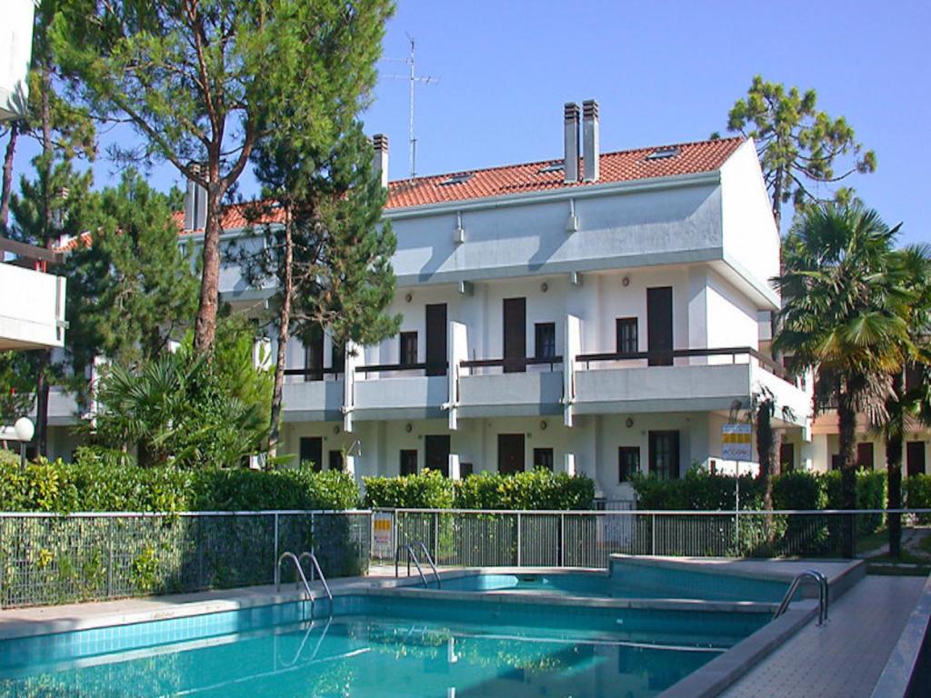 Relaxing villa with shared pool - 1