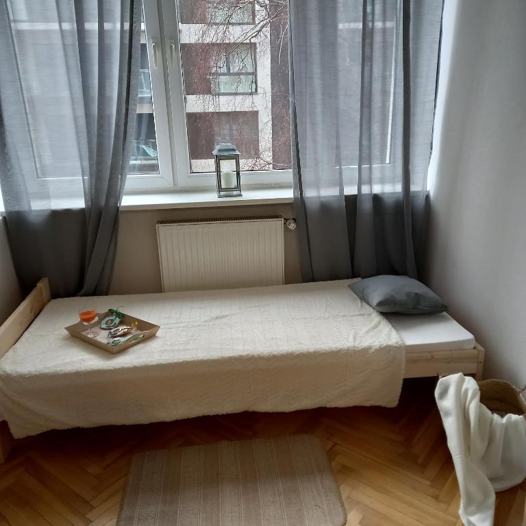 Regem Pokoje Złota, Varsavia