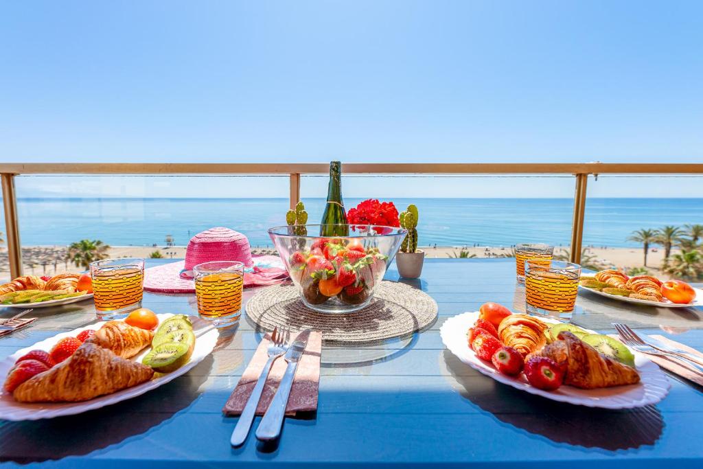 797 HOLIDAY RENTALS - Piso con espectaculares vistas en primera linea de playa - 2