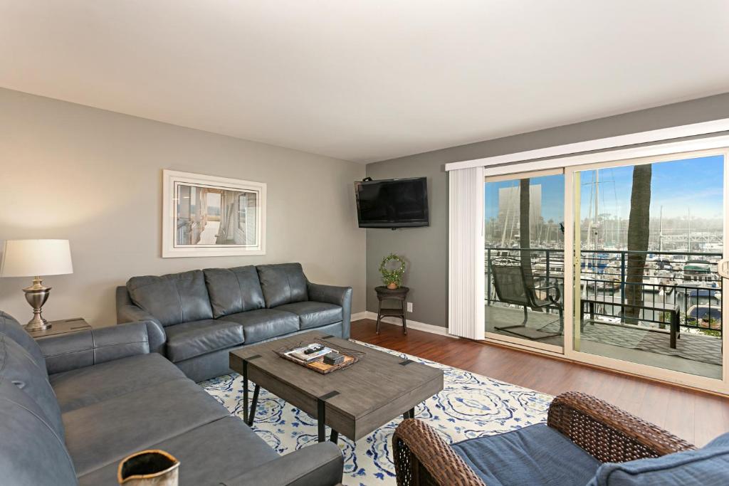 210B Harbor Views Short Stroll to Beach, Large Balcony, Walk to Dining Shops, Oceanside