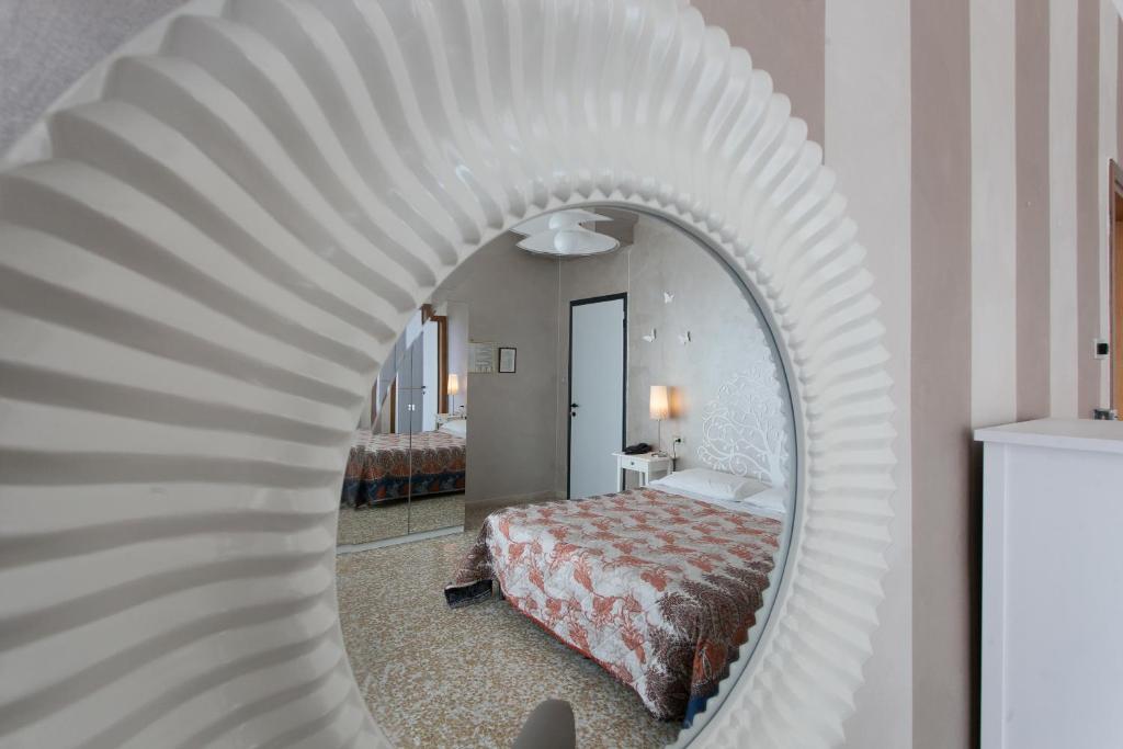 Hotel Mirabello — Hotel rooms in Sirmione, Lombardy
