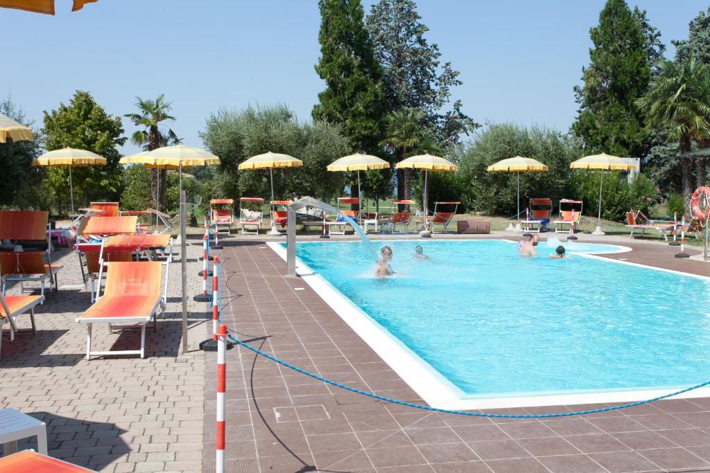 Hotel Mirabello — Swimming pool in Sirmione, Lombardy