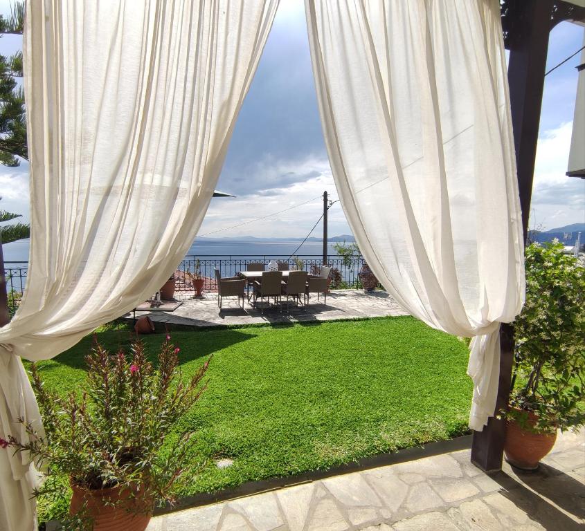 MESONISI με υπέροχη θέα στον Παγασητικό!!, Áfissos