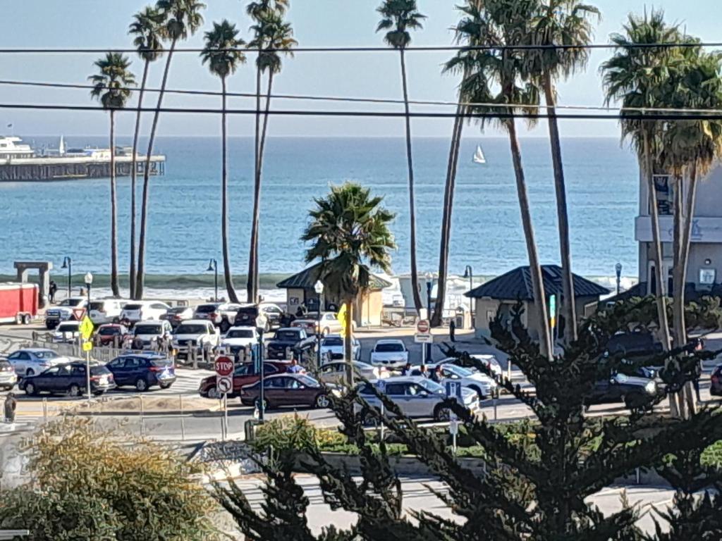 Howard Johnson by Wyndham Santa Cruz Beach Boardwalk photo