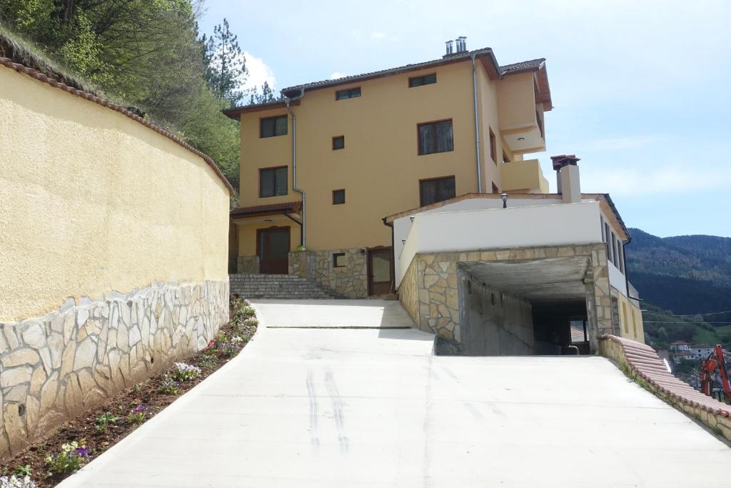 Горски Кът, Devin