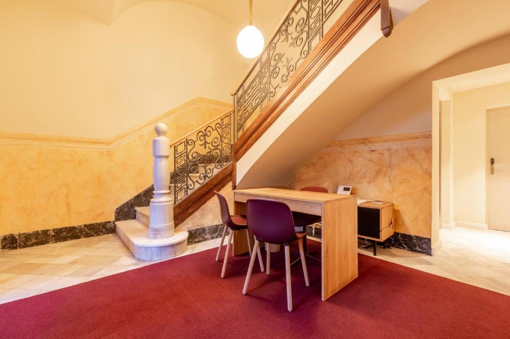 Port Plaza Apartments photo