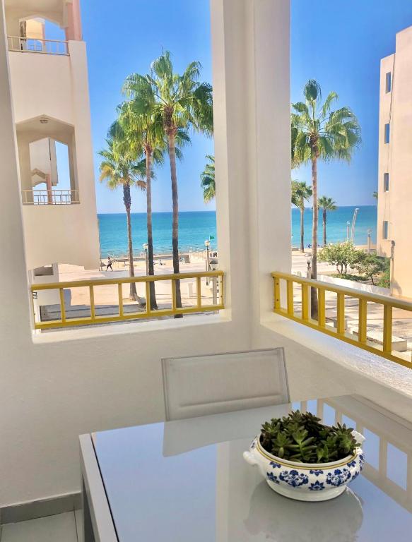 Amazing Ocean View Apt Steps from the Beach, Quarteira