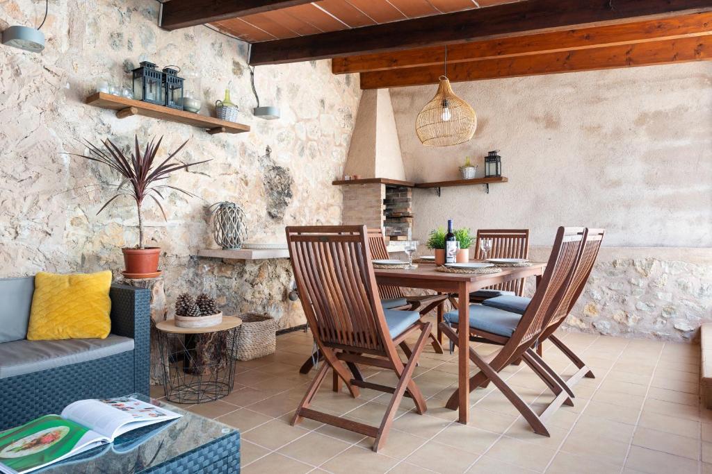 Bona Vista with mountain views by BeBreeze, Pollença