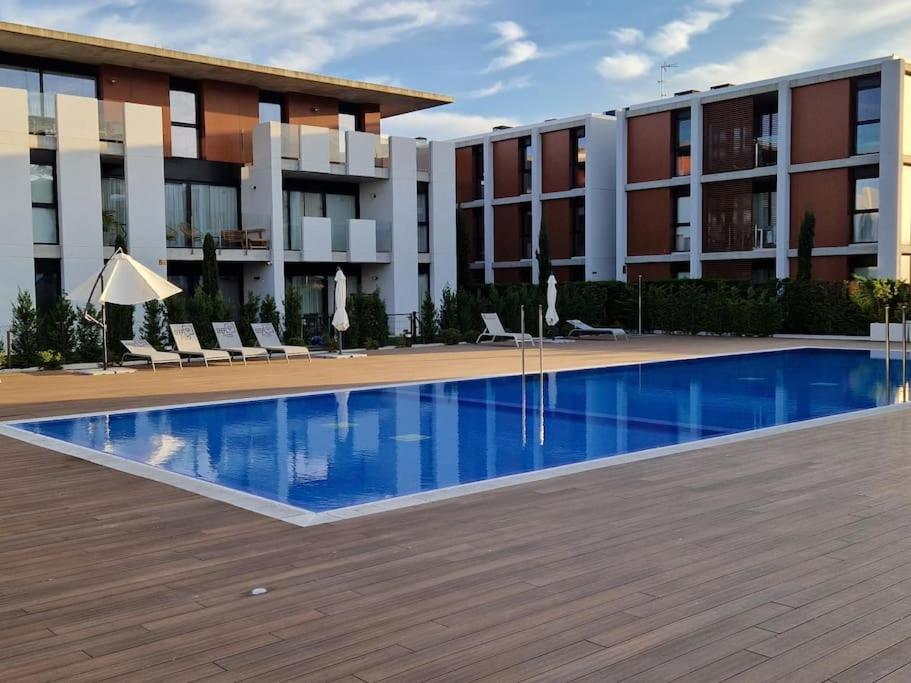 Espectacular piso nuevo con piscina - 1