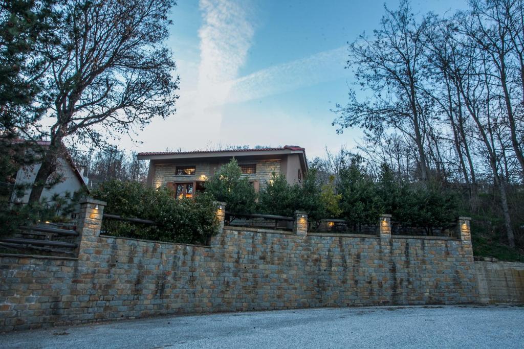 Acorn's Houses, Gray and Green Acorn, Kalloní