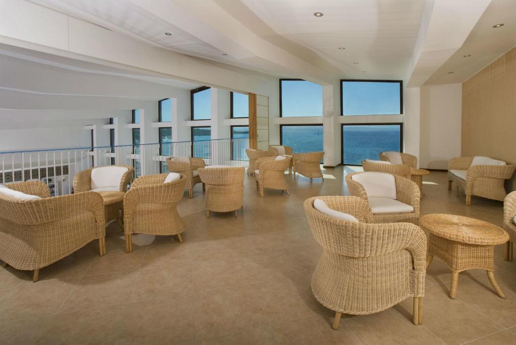 Shared lounge/TV area, Hotel Dei Pini in Alghero