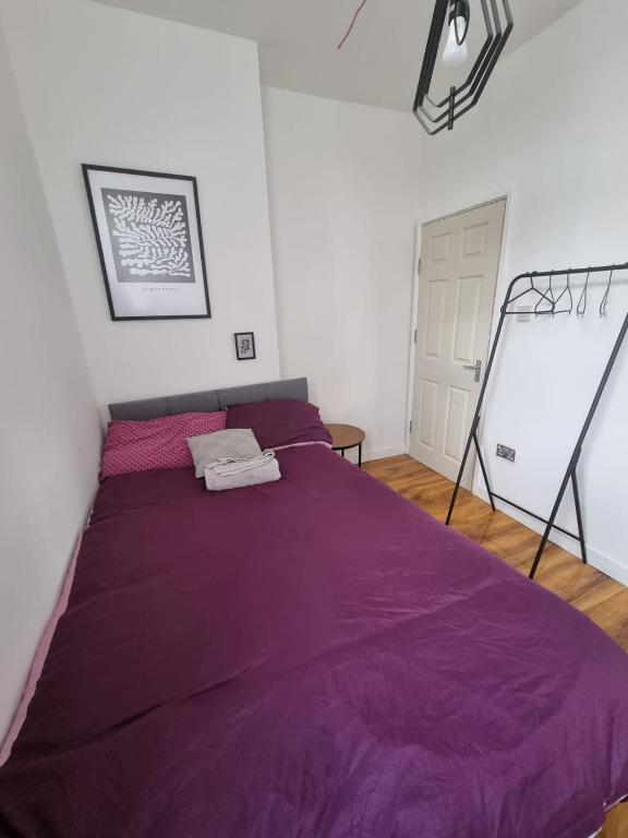 Room 6 with private bathroom in Levenshulme