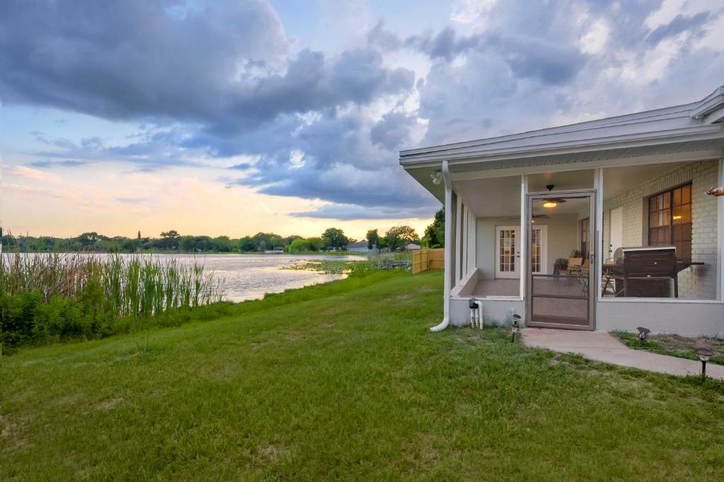 Hook, Line and Leisure Lakefront Gem with Porch!, Winter Haven