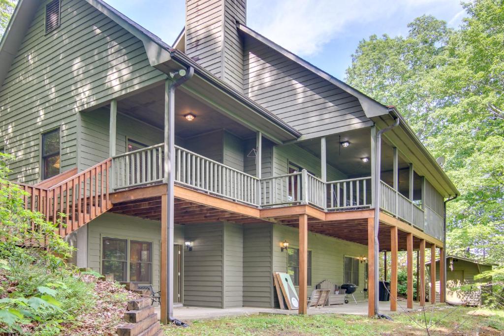 Relaxing Saluda Home Near Waterfall Trails!, Saluda