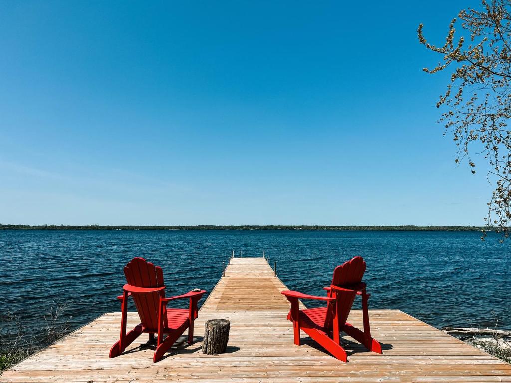 Tanglewood - Large Waterfront Home in PEC, Waupoos