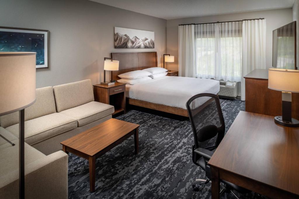 Guestroom, Delta Hotels by Marriott Huntington Mall in Barboursville (WV)