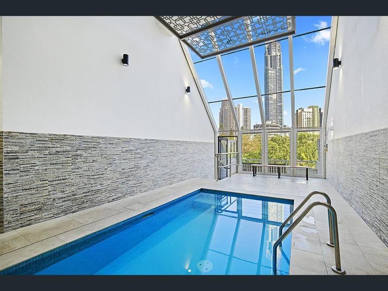 Large Surfers Paradise apartment with fantastic views photo
