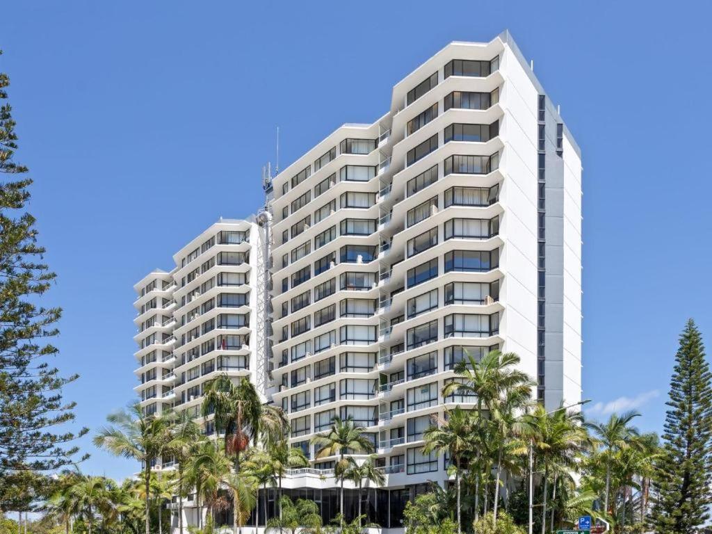 Large Surfers Paradise apartment with fantastic views photo
