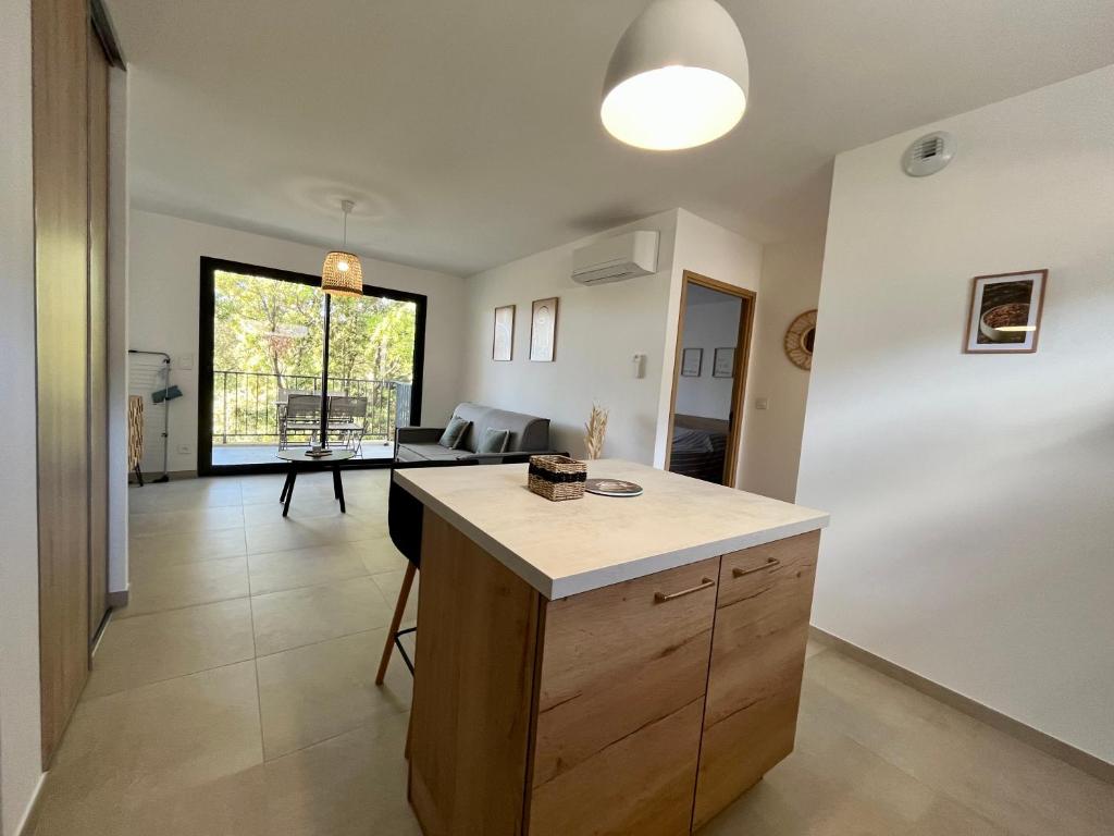 Appartement climatisé neuf au calme, proche centre-ville, 4 minutes en voiture plage et commerces - 5