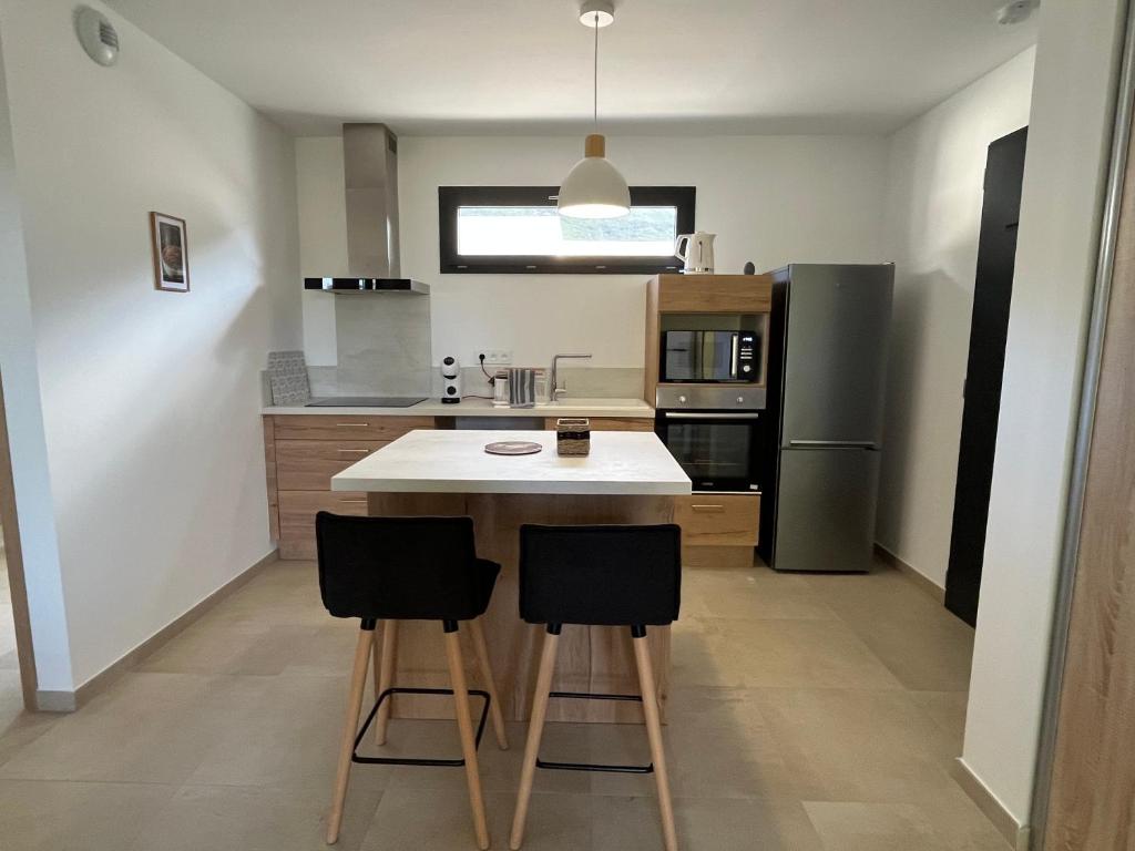 Appartement climatisé neuf au calme, proche centre-ville, 4 minutes en voiture plage et commerces - 2