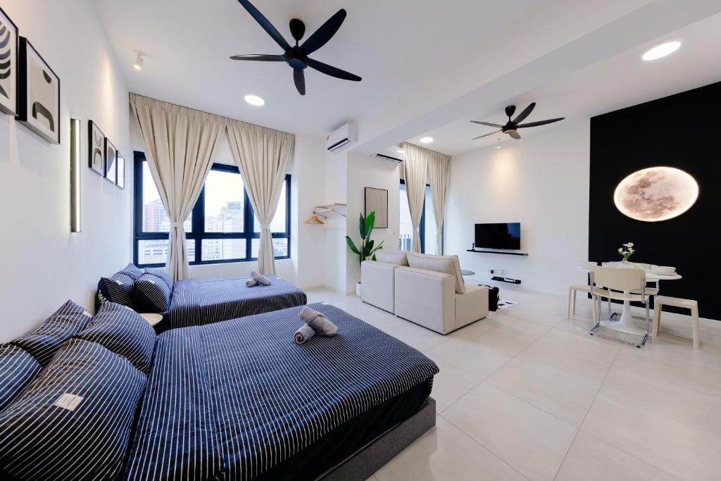 The Little Black n White House w Bath Tub 浴缸MRT