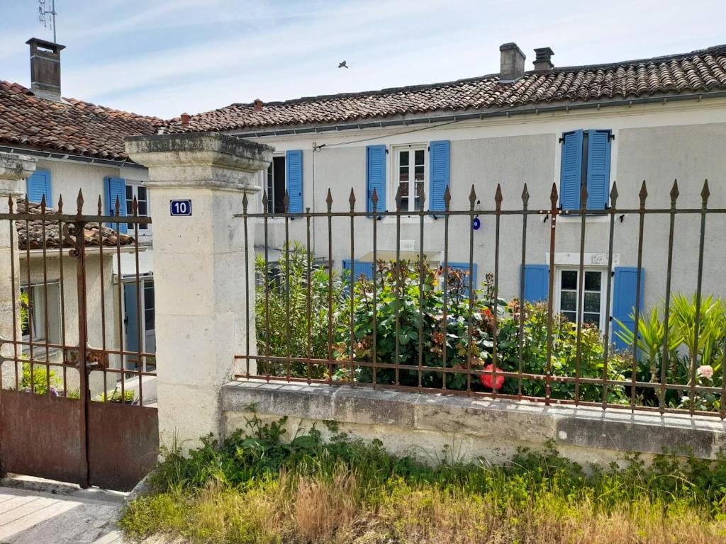 Maison de 3 chambres avec jardin clos et wifi a Archiac