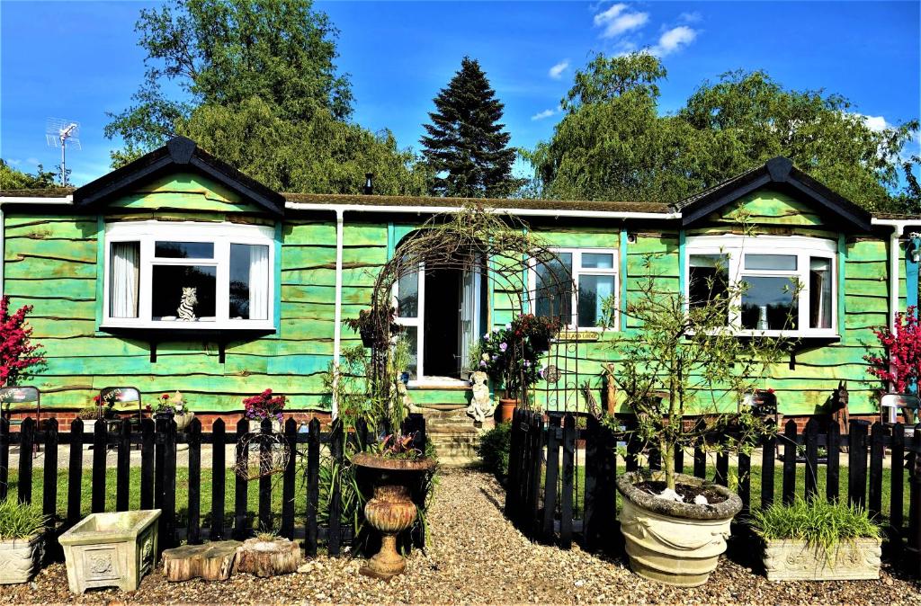 Lakeland Lodge with private Hot Tub and fishing