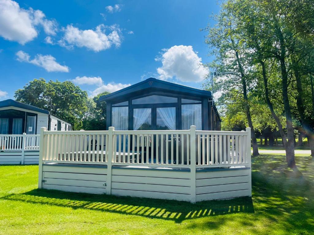 Pebble Lodge with Hot Tub, York