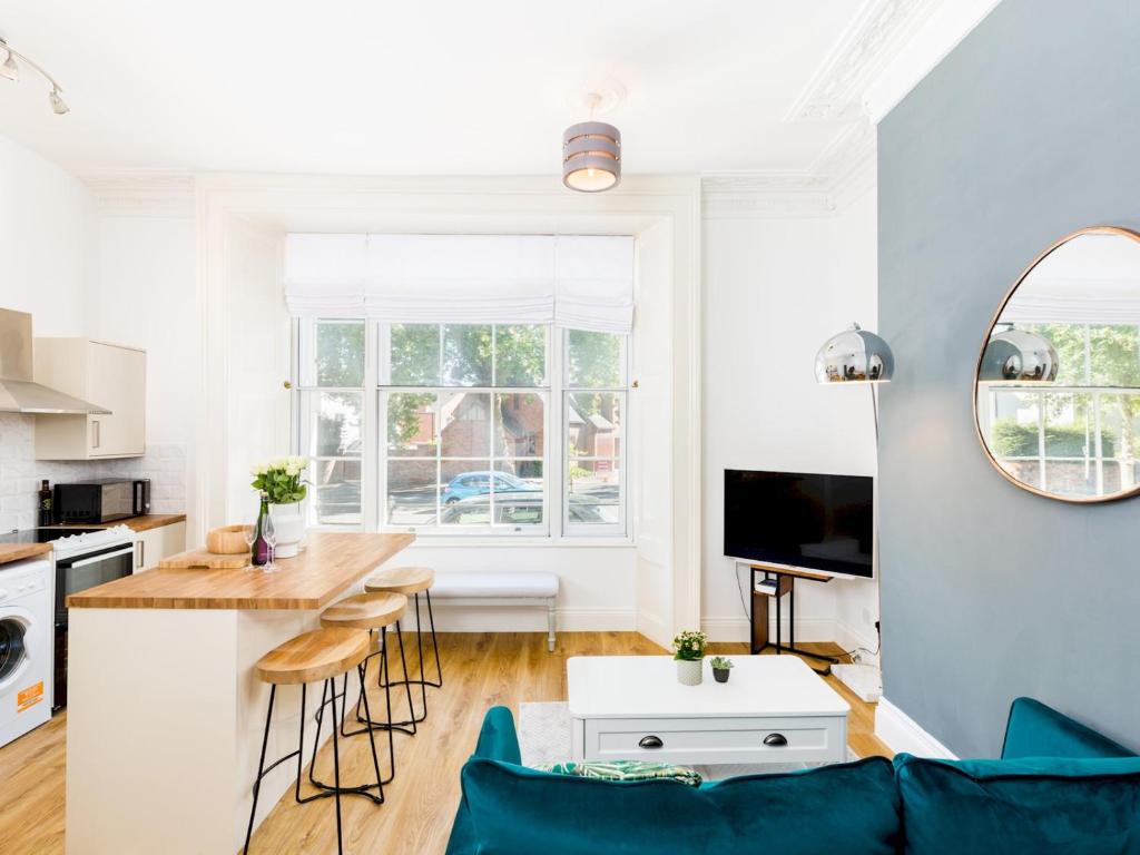 Pass the Keys Central Leamington Spa 2 Bed Flat with Parking, Leamington