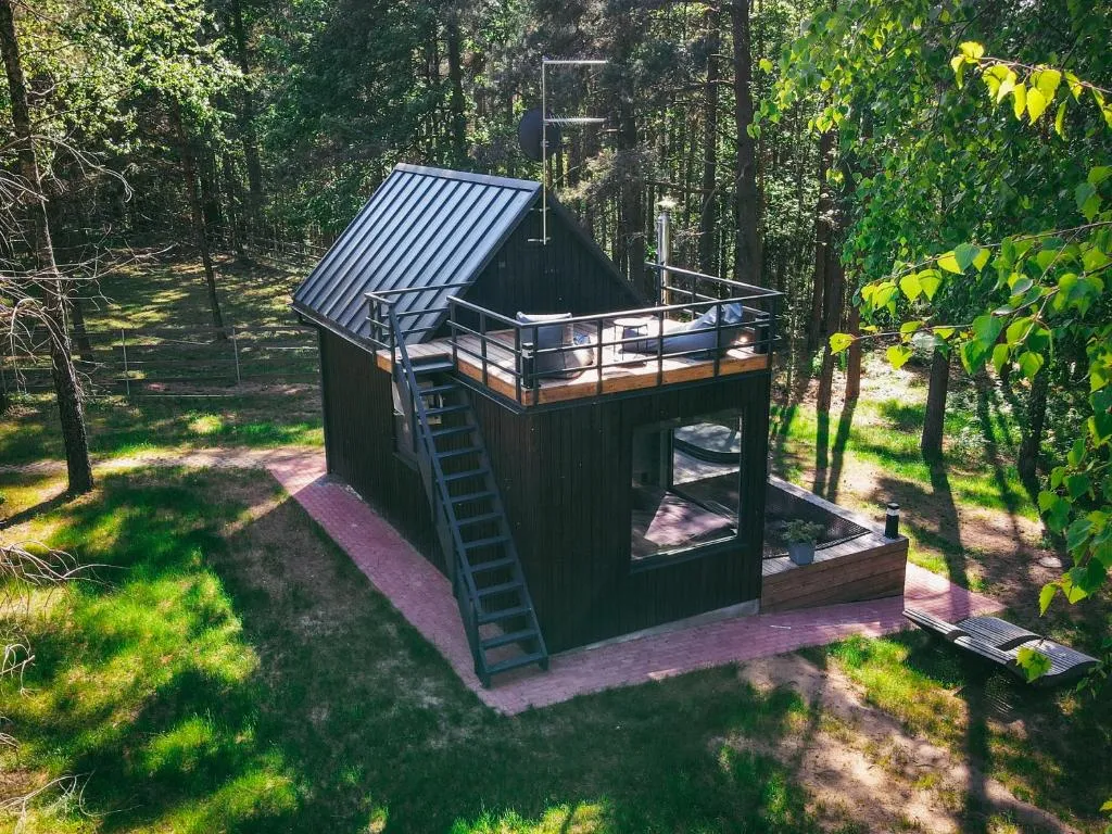 BRENDIS -'Virš Ąžuolų' - Forest SPA - FREE jacuzzi，位于Paplatelė的酒店