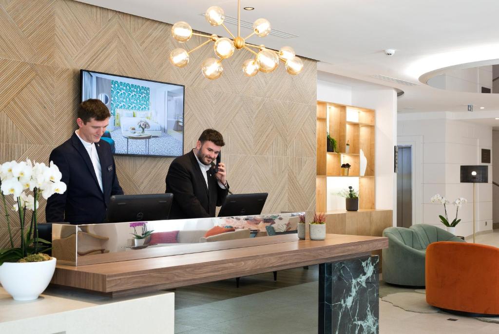 Front desk [24-hour]