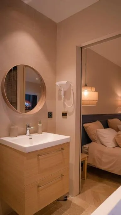 Suite de Luxe Jacuzzi balnéo,King size Bed，位于科洛布里埃的酒店