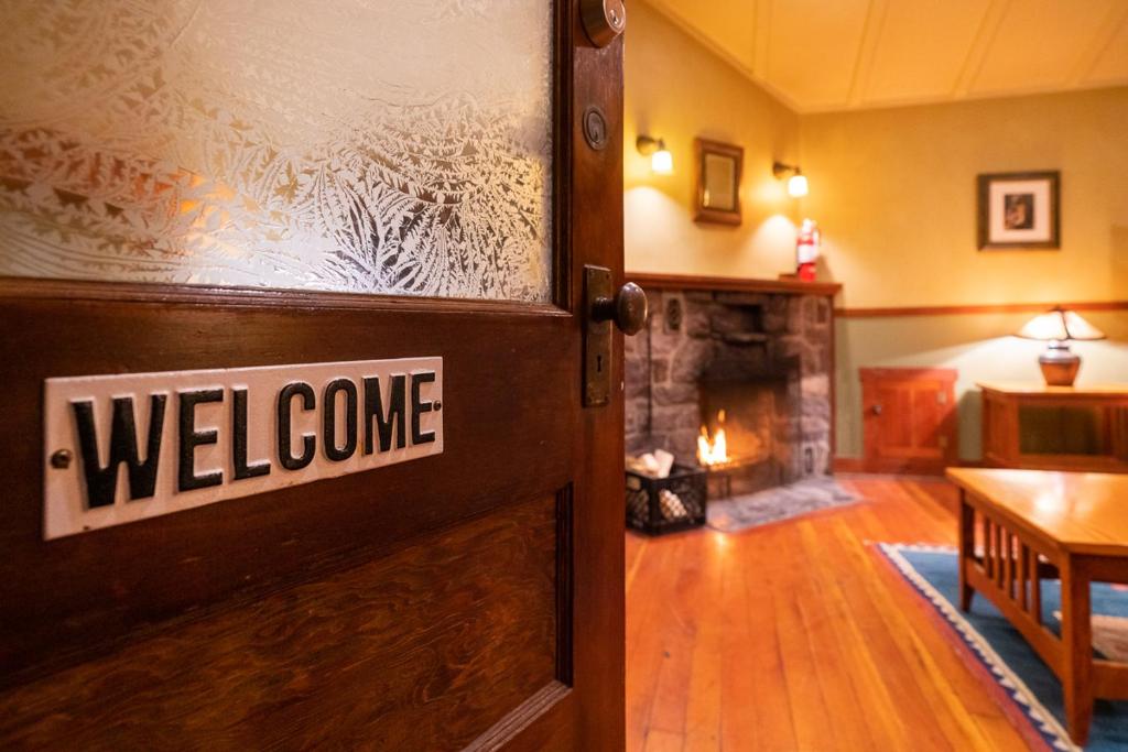 Johnston Canyon Lodge & Bungalows photo