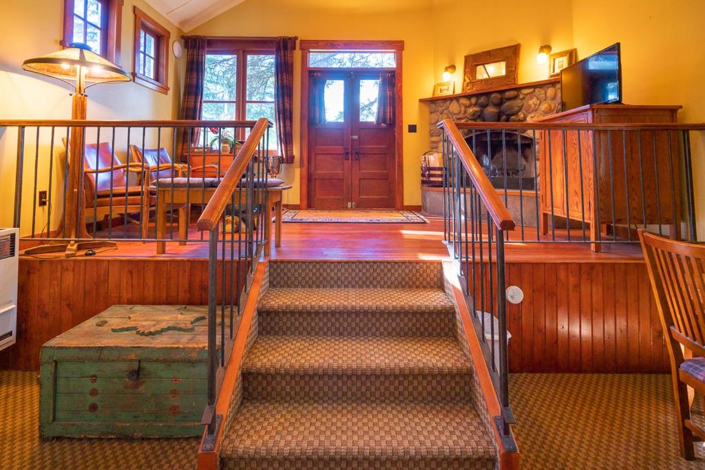 Johnston Canyon Lodge & Bungalows photo