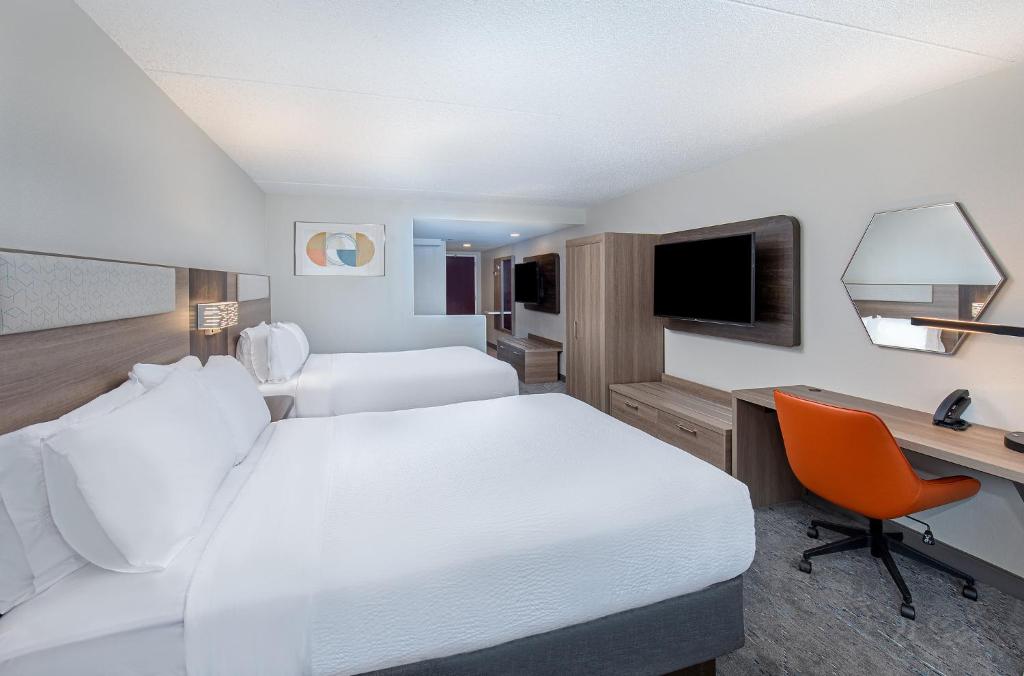 Holiday Inn Express & Suites Columbus At Northlake photo