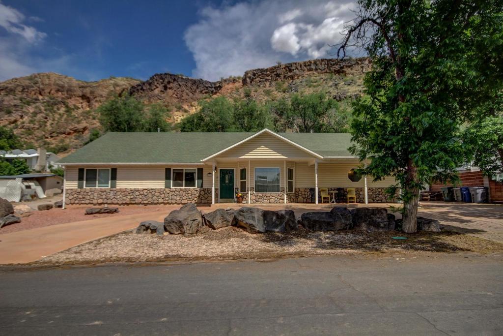 Pecan Point by KABINO Mountain Trail Access Foosball Table Private Yard Firepit WiFi Grill, Hurricane