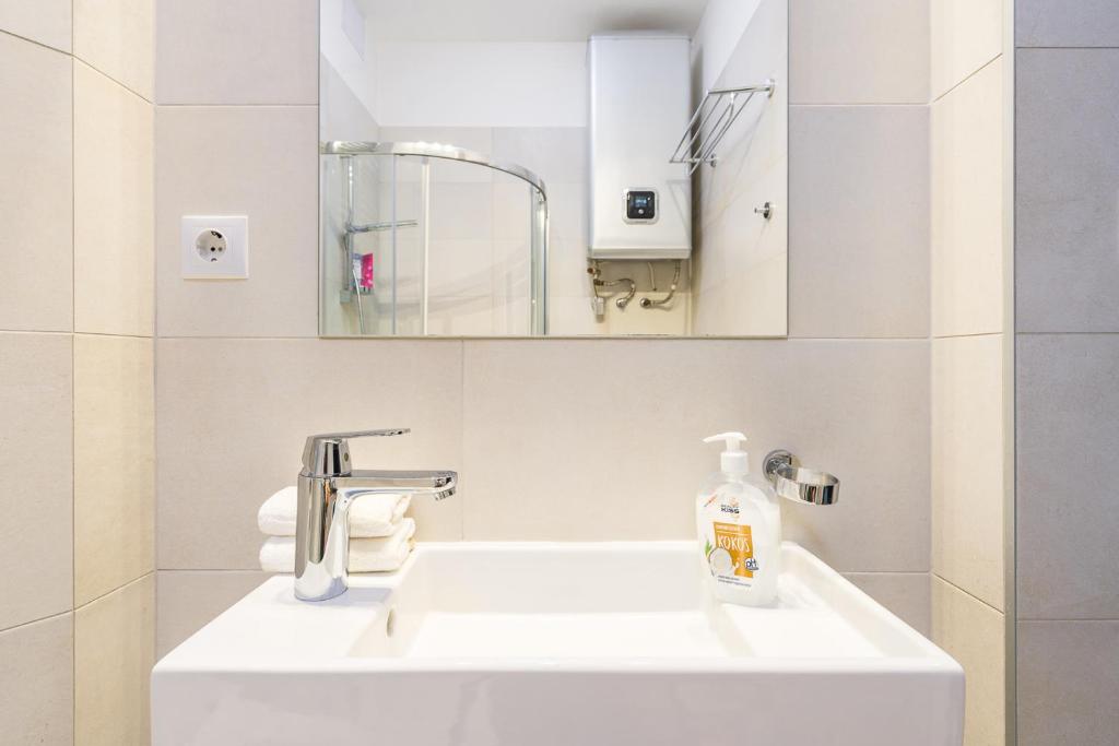 Bright studio apartment with a gorgeus Parliament photo